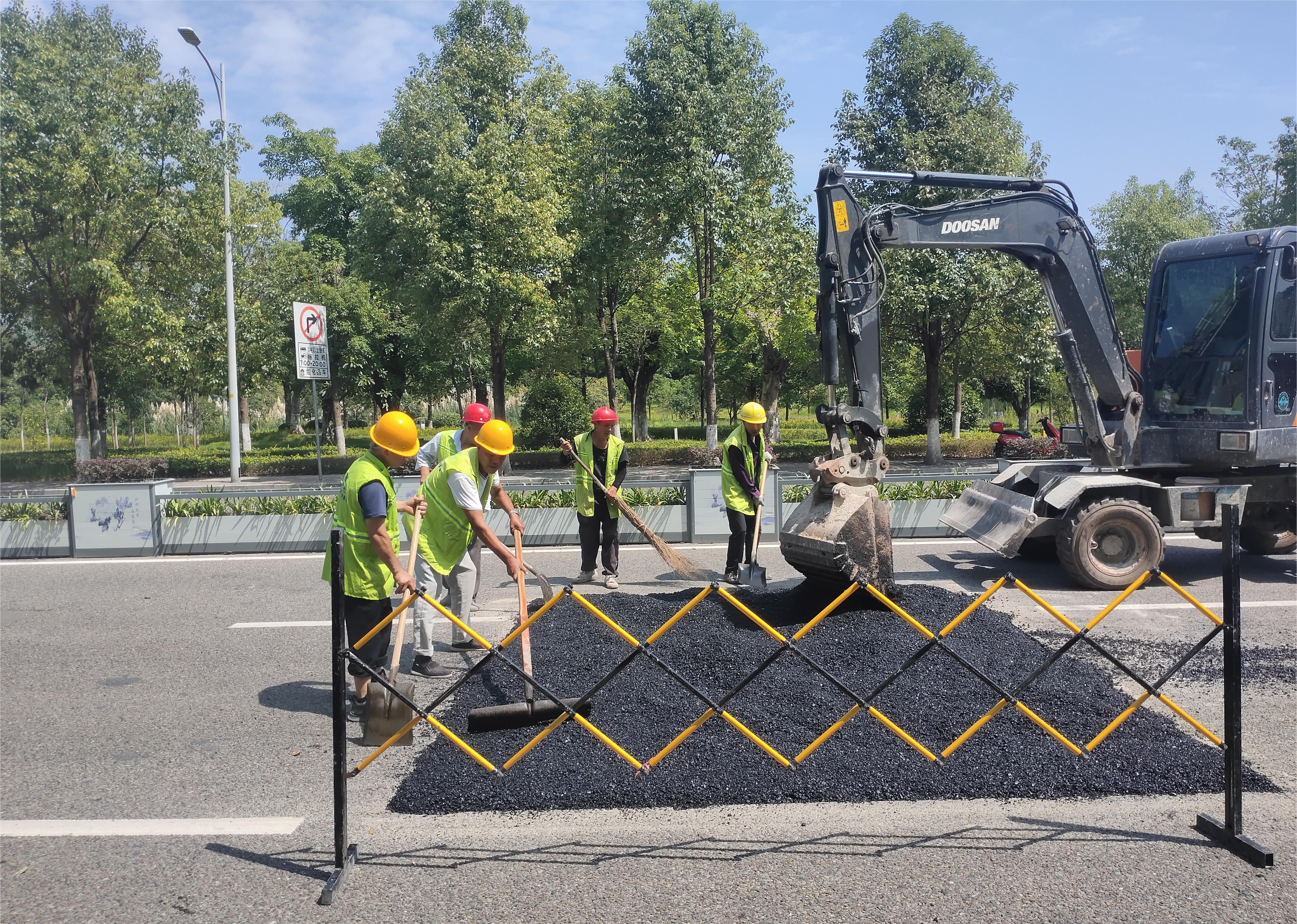 墊江縣長安大道西段與明月大道鳳山路道路鋪設瀝青項目
